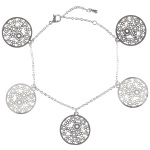 Bracelet fantaisie avec 5 ronds pendants motif fleurs en métal argenté.