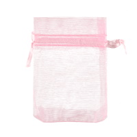 Pochette cadeau en tissu organza de couleur rose.