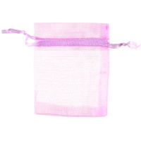 Pochette cadeau en tissu organza de couleur violette.