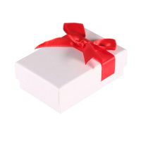 Boîte écrin pour parure en carton et nœud papillon en textile satiné de couleur rouge. Intérieur en mousse.
