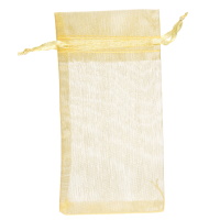 Pochette cadeau en tissu organza de couleur dorée.