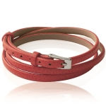 Bracelet en acier et cuir rouge.