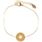 Bracelet avec médaille et étoile ajourée en acier doré. Fermoir mousqueton en acier doré avec rallonge de 3 cm.