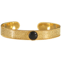 Bracelet jonc ouvert et rigide aux motifs martelés en acier 316L doré surmonté de d'une pierre de couleur noire sertie clos de forme ronde.