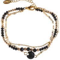 Bracelet triple rangs composé d'une chaîne en acier doré, une chaîne en acier doré surmontée d'une pierre de couleur noire, et une chaîne de perles en acier doré et de perles de couleur noire. Fermoir mousqueton avec 3 cm de rallonge.