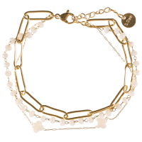 Bracelet triple rangs composé d'une chaîne en acier doré avec perles de couleur blanche, une chaîne en acier doré, ainsi qu'une chaîne en acier doré avec deux pierres de couleur blanche. Fermoir mousqueton avec 3 cm de rallonge.