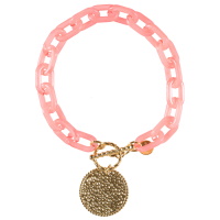 Bracelet composé d'une chaîne en maille en matière synthétique de couleur rose avec un fermoir cabillaud et une pastille ronde martelée en acier doré.