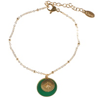 Bracelet composé d'une chaîne et d'une pastille pendantes avec une étoile en acier doré et d'une pastille ronde pavée d'émail de couleur vert. Fermoir mousqueton avec 3 cm de rallonge.