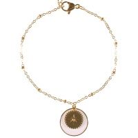 Bracelet composé d'une chaîne et d'une pastille pendantes avec une étoile en acier doré et d'une pastille ronde pavée d'émail de couleur blanc. Fermoir mousqueton avec 3 cm de rallonge.