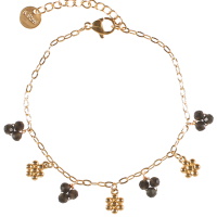 Bracelet composé d'une chaîne et de pampilles en forme de fleur en acier doré et de pampilles de 3 perles de couleur noire. Fermoir mousqueton avec 3 cm de rallonge.