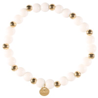 Bracelet élastique composé de perles en acier doré et de perles de couleur blanche.