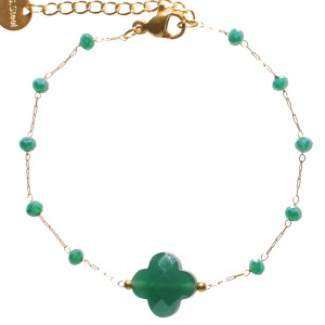 Bracelet composé d'une chaîne en acier doré, de perles et d'une pierre de couleur verte. Fermoir mousqueton avec 3 cm de rallonge.