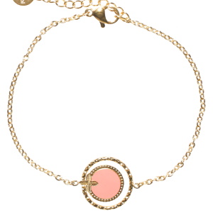 Bracelet composé d'une chaîne en acier doré, d'un cercle martelé et d'une pastille ronde avec une fleur en acier doré pavée d'émail de couleur rose. Fermoir mousqueton avec 3 cm de rallonge.