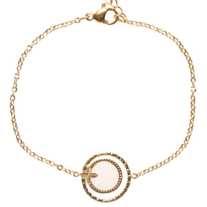 Bracelet composé d'une chaîne en acier doré, d'un cercle martelé et d'une pastille ronde avec une fleur en acier doré pavée d'émail de couleur blanc. Fermoir mousqueton avec 3 cm de rallonge.