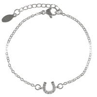 Bracelet composé d'une chaîne en acier argenté et d'un fer à cheval pavé de strass. Fermoir mousqueton avec 3 cm de rallonge.