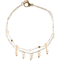 Bracelet double rangs composé d'une chaîne en acier doré avec pampilles de nacre, ainsi qu'une chaîne avec perles en acier doré, perles de nacre et perles de couleur blanche. Fermoir mousqueton avec 3 cm de rallonge.