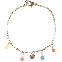 Bracelet composé d'une chaîne avec un pendant pastille ronde martelée en acier doré et de pampilles en perles multicolores. Fermoir mousqueton en acier doré avec 3 cm.
