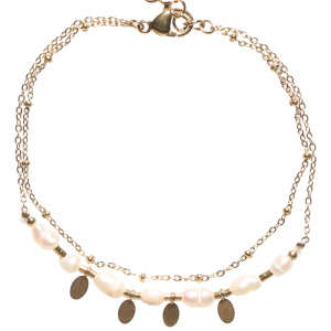 Bracelet double rangs composé d'une chaîne en acier doré et d'une chaîne avec pampilles ovales en acier doré et de perles de nacre. Fermoir mousqueton avec 3 cm de rallonge.