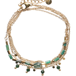 Bracelet double tours et double rangs composé d'une chaîne avec perles rectangulaires en acier doré et des perles de couleur verte, ainsi qu'une chaîne avec des pampilles rondes en acier doré et des pampilles de perles de couleur verte. Fermoir mousqueton avec 3 cm de rallonge.