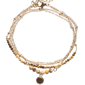 Bracelet double tours et double rangs composé d'une chaîne avec perles en acier doré et de perles de couleur marron, ainsi qu'une chaîne en acier doré, de perles de couleur marron et d'une pastille ronde en acier doré. Fermoir mousqueton avec 3 cm de rallonge.