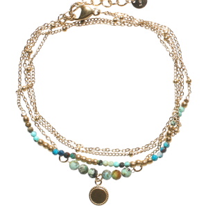 Bracelet double tours et double rangs composé d'une chaîne avec perles en acier doré et de perles de couleur verte, ainsi qu'une chaîne en acier doré, de perles de couleur verte et d'une pastille ronde en acier doré. Fermoir mousqueton avec 3 cm de rallonge.