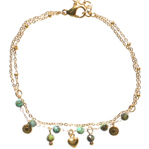 Bracelet double rangs composé d'une chaîne en acier doré, ainsi qu'une chaîne en acier doré, de perles et pampilles de couleur verte et des pampilles rondes et en forme de cœur en acier doré. Fermoir mousqueton avec 3 cm de rallonge.