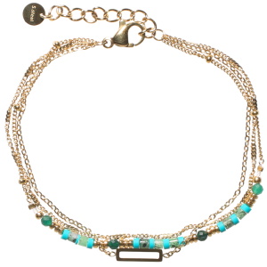 Bracelet triple rangs composé d'une chaîne en acier doré, d'une chaîne avec un rectangle en acier doré, ainsi qu'une chaîne avec perles en acier doré, de perles de couleur verte et de perles cylindriques en caoutchouc de couleur verte. Fermoir mousqueton avec 3 cm de rallonge.