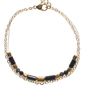 Bracelet double rangs composé d'une chaîne en acier doré, ainsi qu'une chaîne en acier doré avec des perles de couleur noire. Fermoir mousqueton avec 3 cm de rallonge.