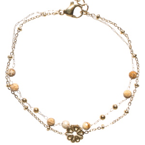 Bracelet triple rangs composé d'une chaîne avec une fleur en acier doré, ainsi qu'une chaîne avec perles en acier doré et de perles de couleur marron. Fermoir mousqueton avec 3 cm de rallonge.