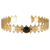 Bracelet jonc ouvert rigide en acier doré surmonté d'un cabochon ovale de couleur noir.