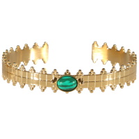 Bracelet jonc ouvert rigide en acier doré surmonté d'un cabochon ovale d'imitation malachite.