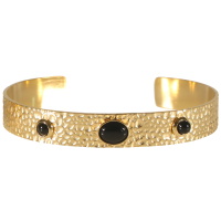 Bracelet jonc ouvert rigide en acier doré martelé surmonté de trois cabochons ovale et rond de couleur noir.