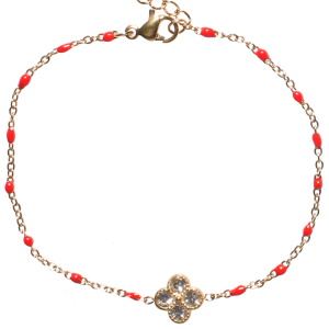 Bracelet composé d'une chaîne en acier doré, de perles en émail de couleur rouge et d'un trèfle à quatre feuilles sertis de strass. Fermoir mousqueton avec 3 cm de rallonge.