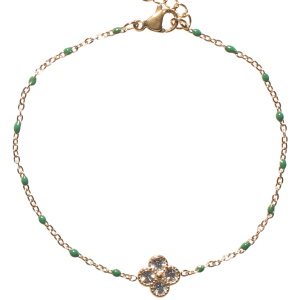 Bracelet composé d'une chaîne en acier doré, de perles en émail de couleur vert et d'un trèfle à quatre feuilles sertis de strass. Fermoir mousqueton avec 3 cm de rallonge.