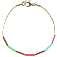 Bracelet composé d'une chaîne avec tubes en acier doré et de tubes colorés. Fermoir mousqueton avec 2 cm de rallonge.