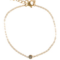 Bracelet composé d'une chaîne en acier doré et d'un cristal serti clos. Fermoir mousqueton avec 3 cm de rallonge.