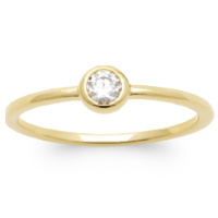 Bague anneau fil rond en plaqué or jaune 18 carats surmontée d'un oxyde de zirconium blanc serti clos de forme ronde.
