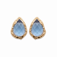 Boucles d'oreilles pendantes en forme de goutte en plaqué or jaune 18 carats serties d'une pierre de couleur bleue.