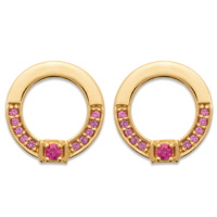 Boucles d'oreilles pendantes composées d'un cercle en plaqué or jaune 18 carats pavées en partie de pierres synthétiques de couleur rose et surmontées d'une pierre synthétique de couleur rose sertie 4 griffes.