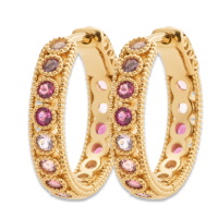Boucles d'oreilles créoles en plaqué or jaune 18 carats serties clos de pierres synthétiques de couleur rose de forme ronde.