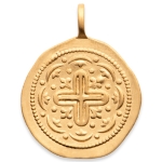 Pendentif croix en plaqué or. Le pendentif n'est pas parfaitement rond pour donner un effet naturel et vieilli. Le verso est brossé.