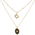 Collier double rangs composé d'un collier de 38 cm de long avec pendentif étoile en acier doré ainsi qu'un collier de 42 cm de long avec pendentif ovale en acier doré, un cristal et émail de couleur noire. Fermoir mousqueton avec rallonge de 5 cm.
