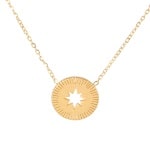 Collier avec pendentif médaillon avec étoile ajourée en acier doré. Fermoir mousqueton en acier doré avec rallonge de 5 cm.