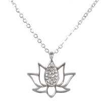 Collier avec pendentif fleur de lotus en acier 316L argenté et strass en verre. Fermoir mousqueton avec rallonge de 5 cm.