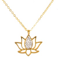 Collier avec pendentif fleur de lotus en acier 316L doré et strass en verre. Fermoir mousqueton avec rallonge de 5 cm.