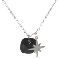 Collier avec pendentif étoile en acier 316L argenté et pendentif en pierre de couleur noire de forme carrée. Fermoir mousqueton avec rallonge de 5 cm.