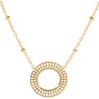 Collier composé d'une chaîne et d'un pendentif cercle avec motifs ajourés en acier doré. Fermoir mousqueton avec une rallonge de 5 cm.