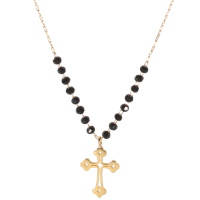 Collier composé d'une chaîne en acier doré avec en partie des perles de couleur noire et un pendentif croix ajourée en acier doré. Fermoir mousqueton avec rallonge de 5 cm.