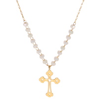 Collier composé d'une chaîne en acier doré avec en partie des perles de couleur blanche et un pendentif croix ajourée en acier doré. Fermoir mousqueton avec rallonge de 5 cm.