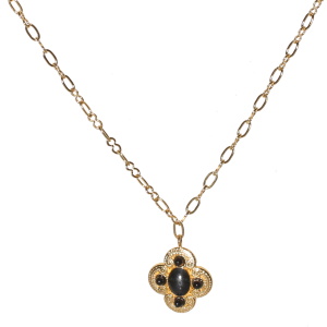 Collier composé d'une chaîne en acier doré et d'un pendentif surmonté de quatre perles de couleur noire et d'un cabochon ovale de couleur noir. Fermoir mousqueton avec 5 cm de rallonge.